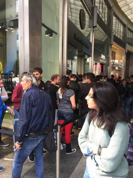Che fila per comprare le sciarpe e le maglie dell’Inter!